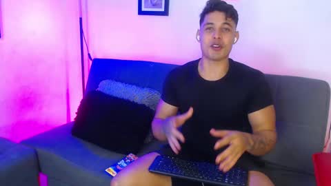 Snapshot of axell_dior chatting on January 18, 2:07 am axell online show from January 18, 2:07 am