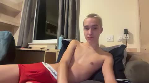 benji_j8 online show from November 14, 1:31 am