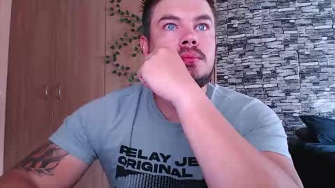 blueeyeboy0 online show from November 3, 7:34 am