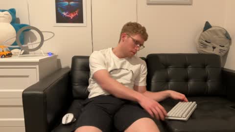 blueeyedtallguy online show from December 19, 5:07 am