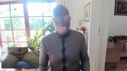 Snapshot of bob2658 chatting on October 19, 11:46 am SlaveRobert online show from October 19, 11:46 am