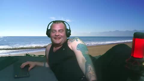 Snapshot of bongolian chatting on December 12, 1:10 am SkullBone online show from December 12, 1:10 am