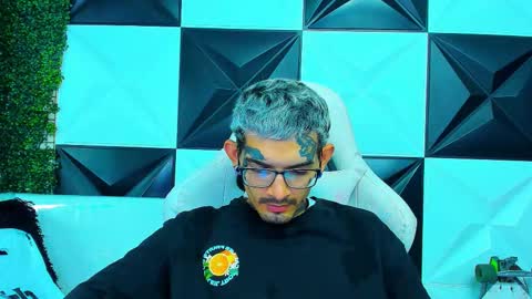 boy_tatto77 online show from February 21, 7:15 pm