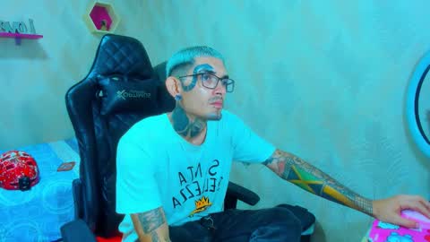 boy_tatto77 online show from January 12, 5:28 pm