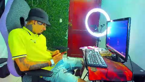 boy_tatto777 online show from July 25, 2:52 am