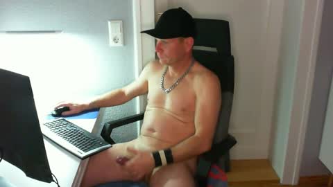 Snapshot of boycatcher chatting on December 19, 9:17 pm Julian online show from December 19, 9:17 pm
