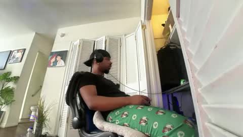 Brownskinshortyy online show from April 6, 3:46 pm