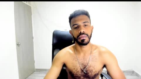 bruce_1111 online show from April 14, 3:44 pm