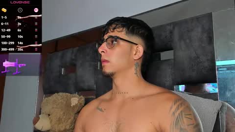 Snapshot of camilo_ospina_ chatting on October 4, 8:30 am INDEPENDENT MODEL online show from October 4, 8:30 am