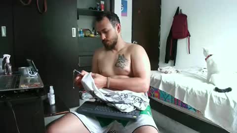 Snapshot of camiloex chatting on January 11, 6:54 pm Camilo online show from January 11, 6:54 pm
