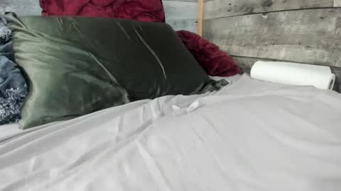 canuk1983 online show from November 12, 11:20 pm