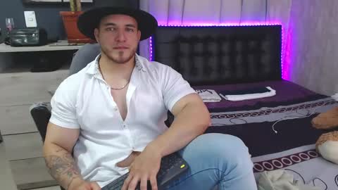 Snapshot of chris_huntter chatting on March 6, 6:59 pm chris_huntter online show from March 6, 6:59 pm