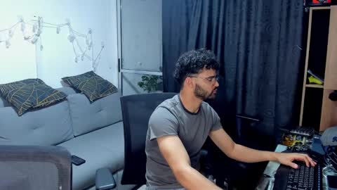 Snapshot of chrisandrew_ chatting on February 11, 1:10 am Im Chirs IM MODEL INDEPENDT online show from February 11, 1:10 am