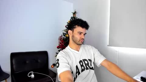 Im Chirs IM MODEL INDEPENDT online show from December 5, 5:09 pm