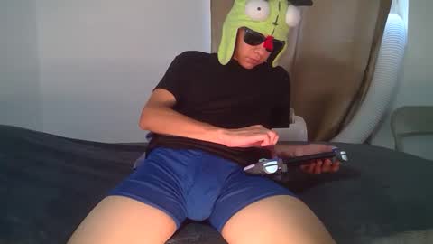 Snapshot of cry_guy chatting on September 22, 6:51 pm cry_guy online show from September 22, 6:51 pm