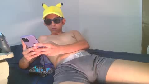 Snapshot of cry_guy chatting on September 21, 6:19 pm cry_guy online show from September 21, 6:19 pm