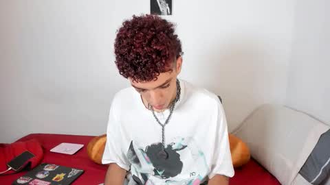 Snapshot of curlyytwink chatting on October 9, 12:37 am Noah online show from October 9, 12:37 am