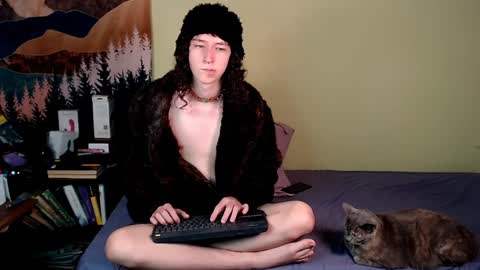 Snapshot of curlyytwink chatting on February 8, 6:12 am Noah online show from February 8, 6:12 am