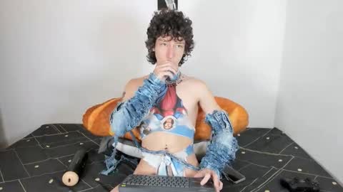 Snapshot of curlyytwink chatting on October 5, 2:48 am Noah online show from October 5, 2:48 am