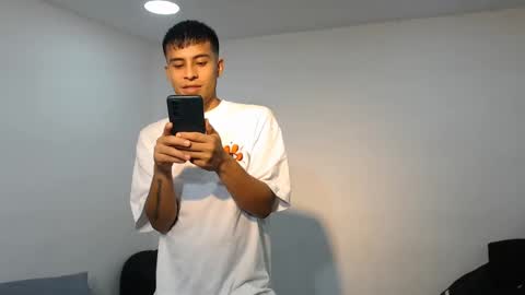 Snapshot of danielitopapii chatting on March 6, 8:27 pm danielitopapii online show from March 6, 8:27 pm