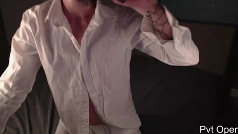 Snapshot of darling__oliver chatting on February 27, 11:59 pm your lovely Oli online show from February 27, 11:59 pm