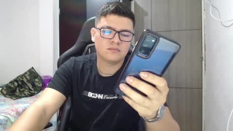 Snapshot of david_smit_ chatting on March 6, 3:24 pm david smit online show from March 6, 3:24 pm