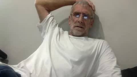 deanofflove221000 online show from April 18, 6:04 am