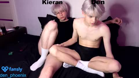Snapshot of den_phoenix_ chatting on September 19, 8:52 pm Den Shorty online show from September 19, 8:52 pm