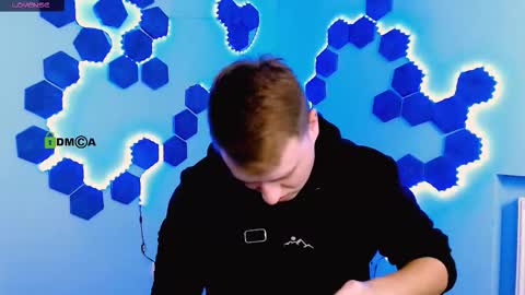 derek_hawk_ online show from December 3, 9:48 am