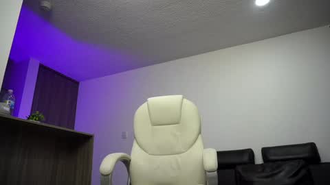 Snapshot of devin_hunter chatting on January 12, 2:03 am Devin Hunter online show from January 12, 2:03 am
