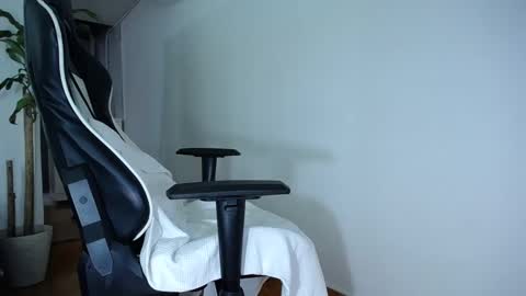 Snapshot of diamond_black00 chatting on December 6, 11:14 pm MaSSimo online show from December 6, 11:14 pm