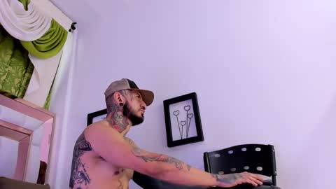 dilan_scootk_ online show from December 10, 11:22 am