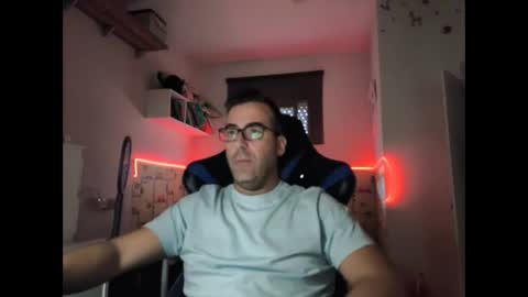 Snapshot of ditos_c chatting on December 9, 8:33 am ditos_c online show from December 9, 8:33 am