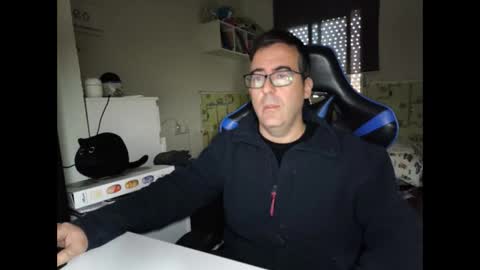Snapshot of ditos_c chatting on January 8, 8:49 am ditos_c online show from January 8, 8:49 am