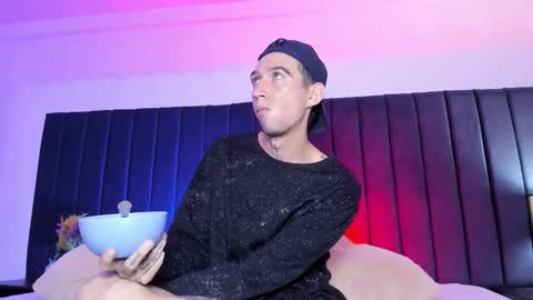 dominik_thompson777 online show from October 12, 9:14 am