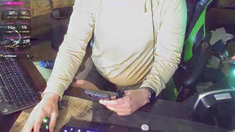 DotYourEyezez  online show from January 17, 12:10 pm