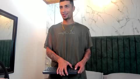 Snapshot of drakeneumann chatting on January 30, 7:26 pm Drake Neuman online show from January 30, 7:26 pm