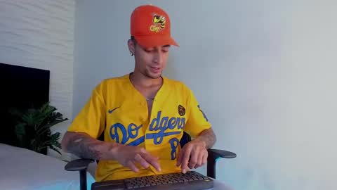 Snapshot of drakeneumann chatting on February 27, 2:41 am Drake Neuman online show from February 27, 2:41 am