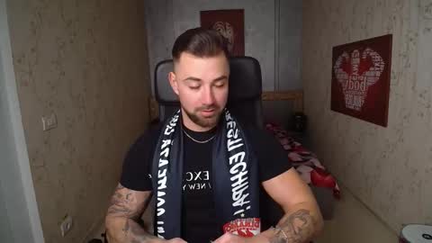 Snapshot of duncanstones chatting on December 22, 8:49 am DuncanStone online show from December 22, 8:49 am