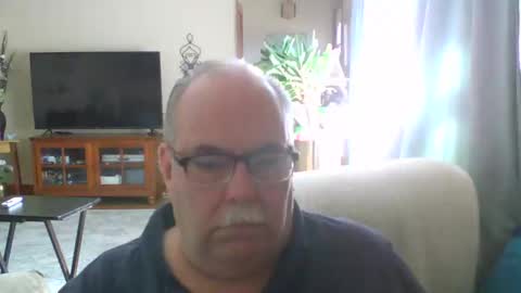 Snapshot of earl52 chatting on March 11, 5:57 pm earl52 online show from March 11, 5:57 pm