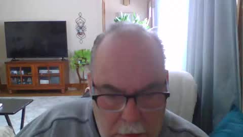Snapshot of earl52 chatting on February 17, 3:31 pm earl52 online show from February 17, 3:31 pm