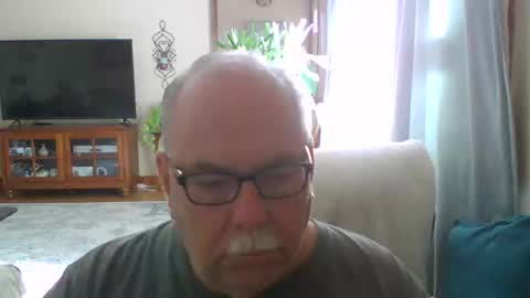 Snapshot of earl52 chatting on October 1, 6:56 pm earl52 online show from October 1, 6:56 pm
