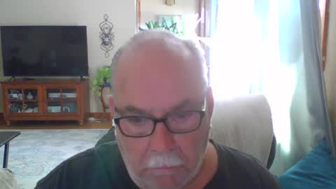 Snapshot of earl52 chatting on October 4, 5:07 pm earl52 online show from October 4, 5:07 pm