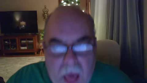 Snapshot of earl52 chatting on December 19, 12:02 am earl52 online show from December 19, 12:02 am