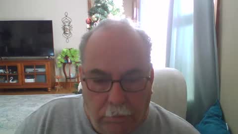 Snapshot of earl52 chatting on December 3, 6:06 pm earl52 online show from December 3, 6:06 pm