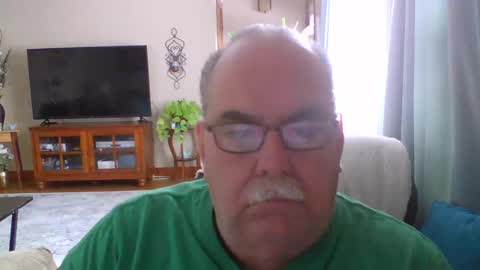 Snapshot of earl52 chatting on January 26, 5:23 pm earl52 online show from January 26, 5:23 pm