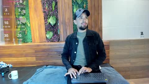 Snapshot of edward_maxx chatting on December 4, 5:16 am Eduardo online show from December 4, 5:16 am