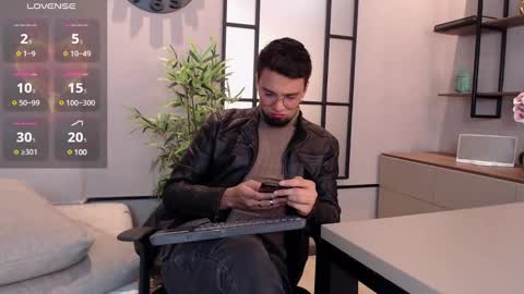 Snapshot of edward_maxx chatting on February 15, 3:42 am Eduardo online show from February 15, 3:42 am
