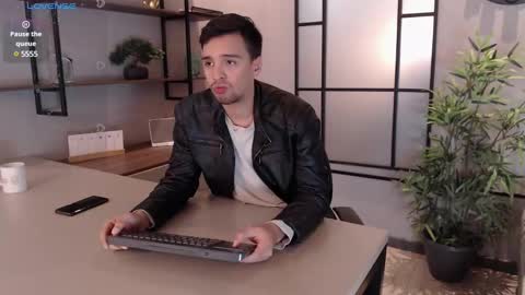 Snapshot of edward_maxx chatting on January 12, 3:17 am Eduardo online show from January 12, 3:17 am
