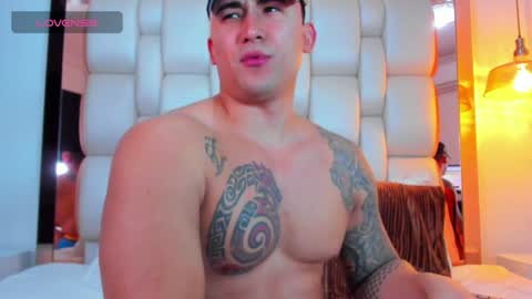 Snapshot of elliott_veelez chatting on January 26, 1:04 pm E L L I O T V E L E Z online show from January 26, 1:04 pm